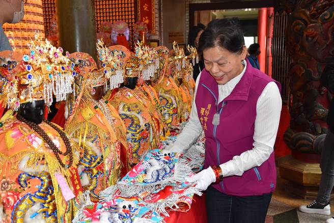 头份市永贞宫11日上午替妈祖换新圣袍，头份市长罗雪珠亲自帮妈祖换上新衣。（谢明俊摄）