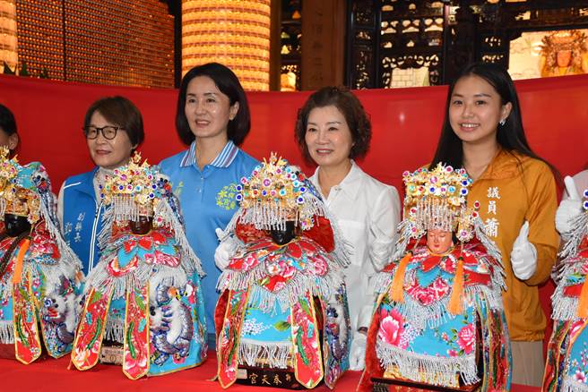 头份市永贞宫11日上午由苗栗县副县长邓桂菊（左起）主委张淑芬、前县长夫人蔡丽卿等12名政商重要女性替12尊妈祖换新圣袍。（谢明俊摄）