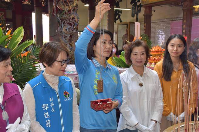 头份永贞宫主委张淑芬展示头份知名国师江敏吉捐出的珍藏犀牛角挂饰。（谢明俊摄）