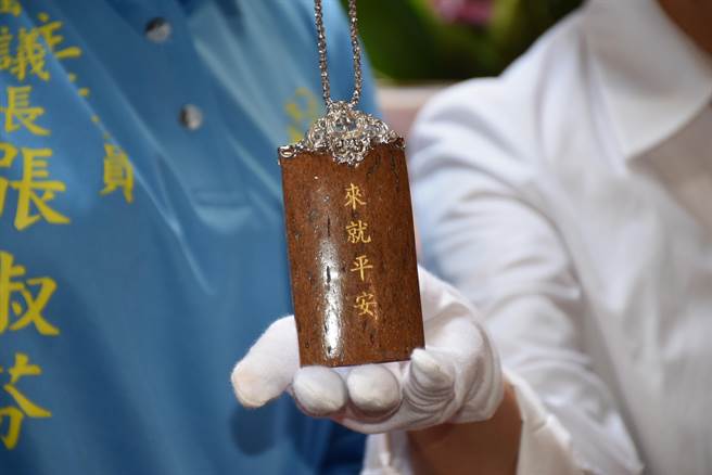 头份知名国师江敏吉捐出的珍藏犀牛角挂饰。（谢明俊摄）