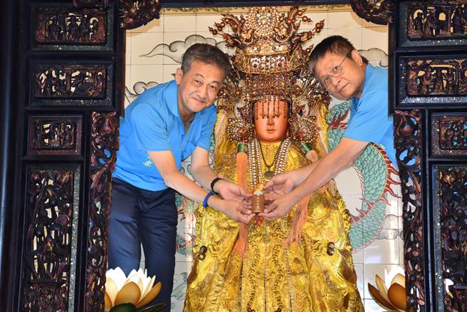 头份知名国师江敏吉捐出的珍藏犀牛角挂饰，将永远供奉在永贞宫妈祖座前。（谢明俊摄）