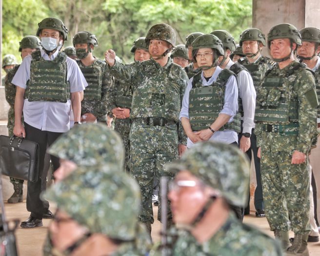 蔡英文总统（见图）11日视导桃园市后备旅第二营教育召集训练，勖勉部队官兵并颁发加菜金，致词时表示，有女性士官兵特地向公司请假来报到，有人暂时离开孩子身边，希望以实际行动，为保护国家尽一分心力。这次教召原则是「就地动员，就地作战」，期待未来有更多女性士官兵一起加入训练。（杜宜谙摄） 