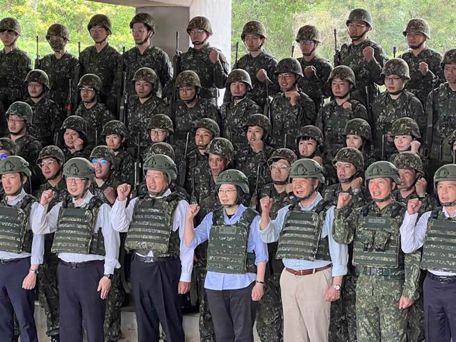 视导首批女后备军人教召，总统：原则是就地动员，就地作战。（曾薏苹摄）