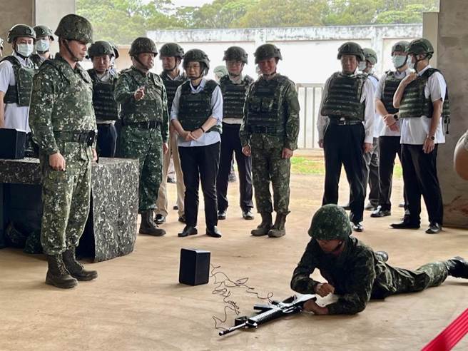 视导首批女后备军人教召，总统：原则是就地动员，就地作战。（曾薏苹摄）