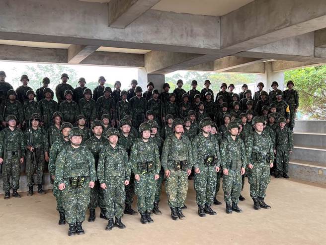 视导首批女后备军人教召，总统：原则是就地动员，就地作战。（曾薏苹摄）