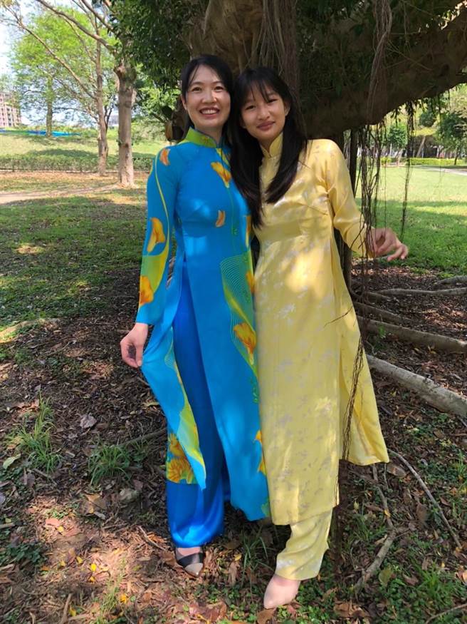 头份兴华高中学生裴沛绮（左）与越裔母亲裴绘甄一同穿着越南国服「奥黛」。（移民署苗栗服务站提供／谢明俊苗栗传真）