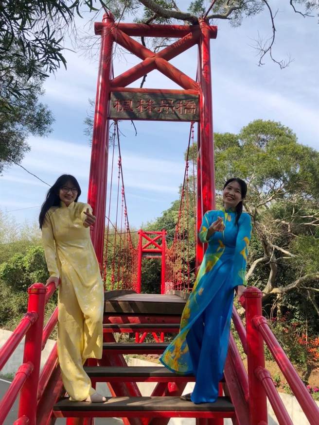 头份兴华高中学生裴沛绮（右）与越裔母亲裴绘甄一同穿着越南国服「奥黛」。（移民署苗栗服务站提供／谢明俊苗栗传真）