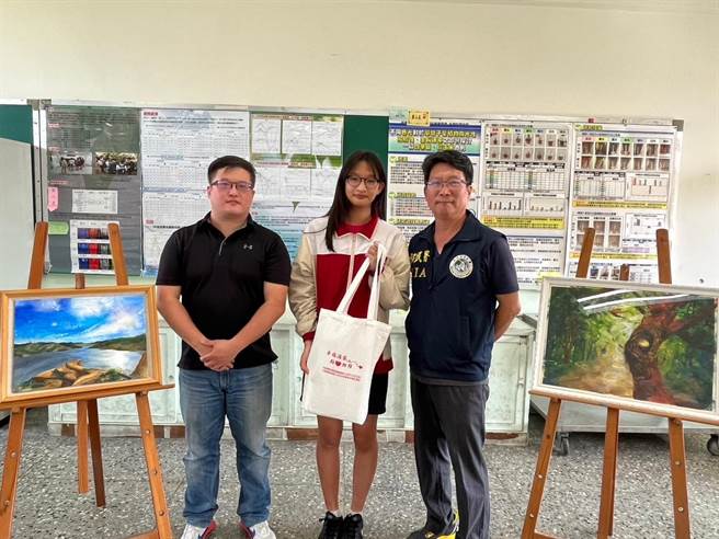 头份兴华高中学生裴沛绮（中）展出个人画展。（移民署苗栗服务站提供／谢明俊苗栗传真）