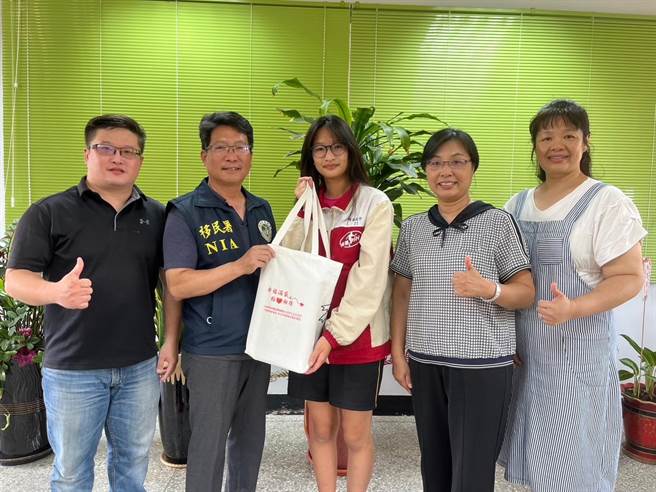 头份兴华高中学生裴沛绮（中）入选移民署「第9届新住民及其子女筑梦计画」。（移民署苗栗服务站提供／谢明俊苗栗传真）