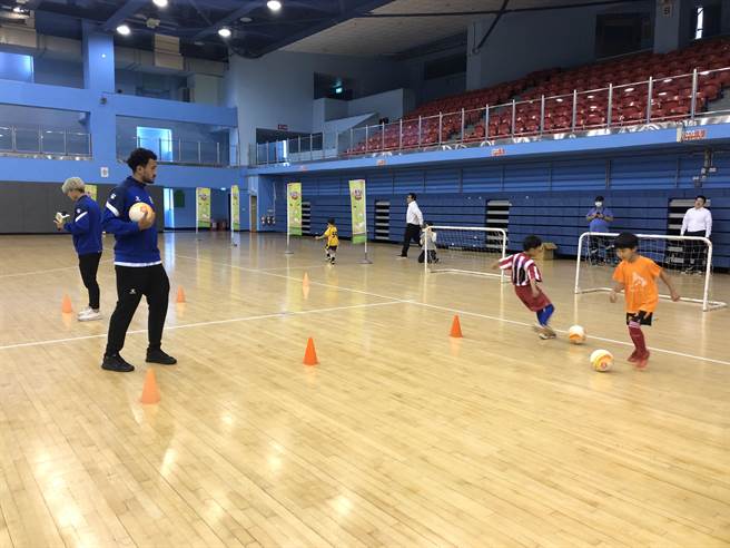 小朋友开心跟着球员练习，展现满满活力。（张芷瑜摄）