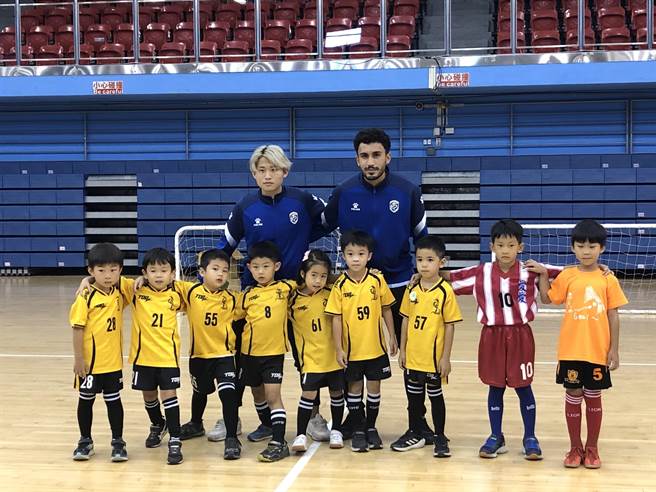 现场邀请台北龙足球俱乐部两名队员与幼儿选手互动。（张芷瑜摄）