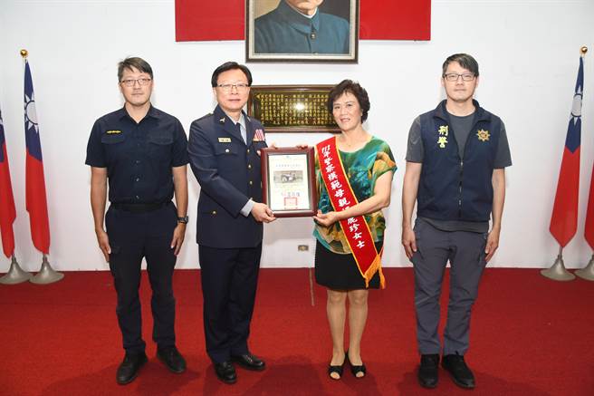 2023年苗栗县警局模范母亲汪丽珍由双胞胎警察儿子陪同受奖。（苗栗县警局提供／谢明俊苗栗传真）