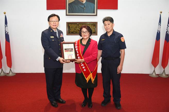 2023年苗栗县警局模范母亲柯玉娇由儿子陪同受奖。（苗栗县警局提供／谢明俊苗栗传真）