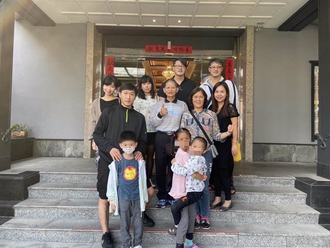 2023年苗栗县警局模范母亲汪丽珍全家福合照。（曾喜廷提供／谢明俊苗栗传真）