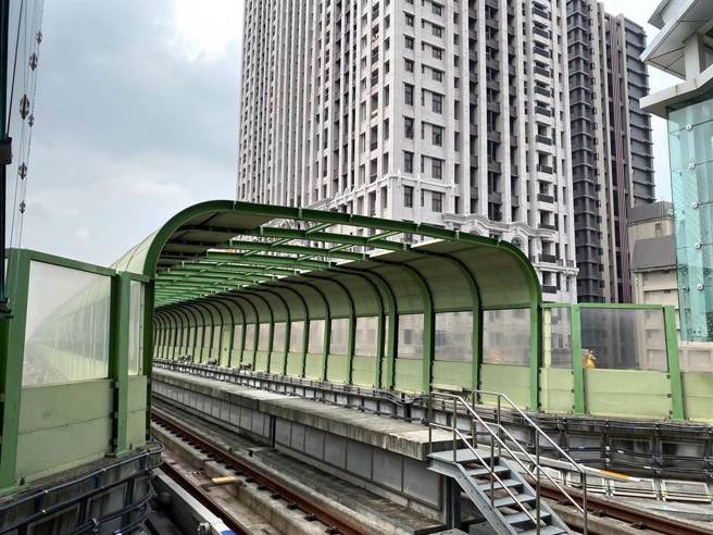 中捷附近建筑工地吊臂坠落中捷轨道，导致列车撞上酿1死10伤，中捷宣布至少求偿2亿元。（张亦惠摄）