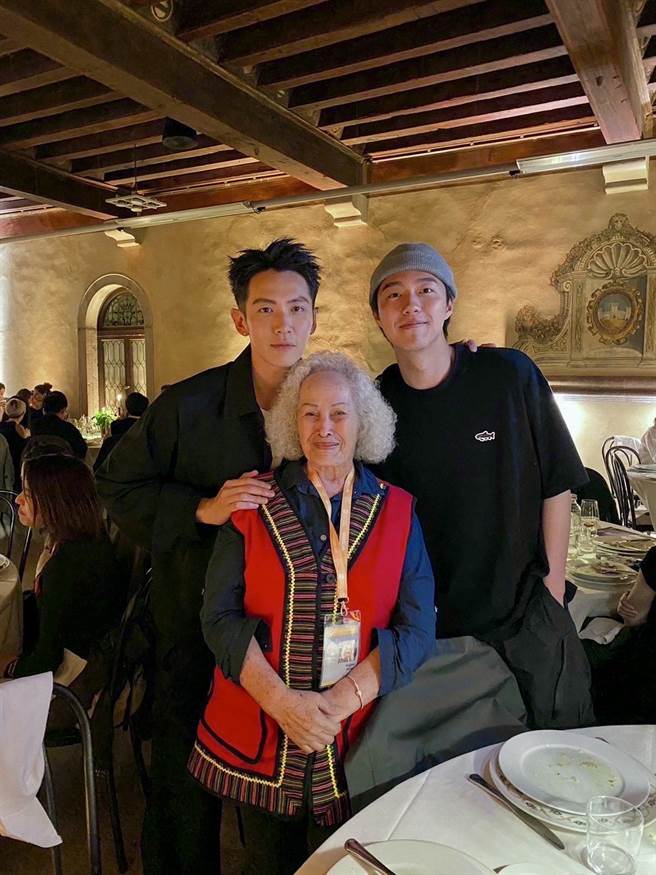 林詹珍妹（中）为孙女抢跟柯震东（左）、蔡凡熙合照。（华映提供）