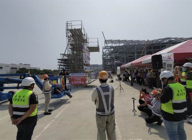 台南市劳工局全面启动辖区内塔式起重机及建筑工地的安全检视。（台南市劳工局提供／曹婷婷台南传真）