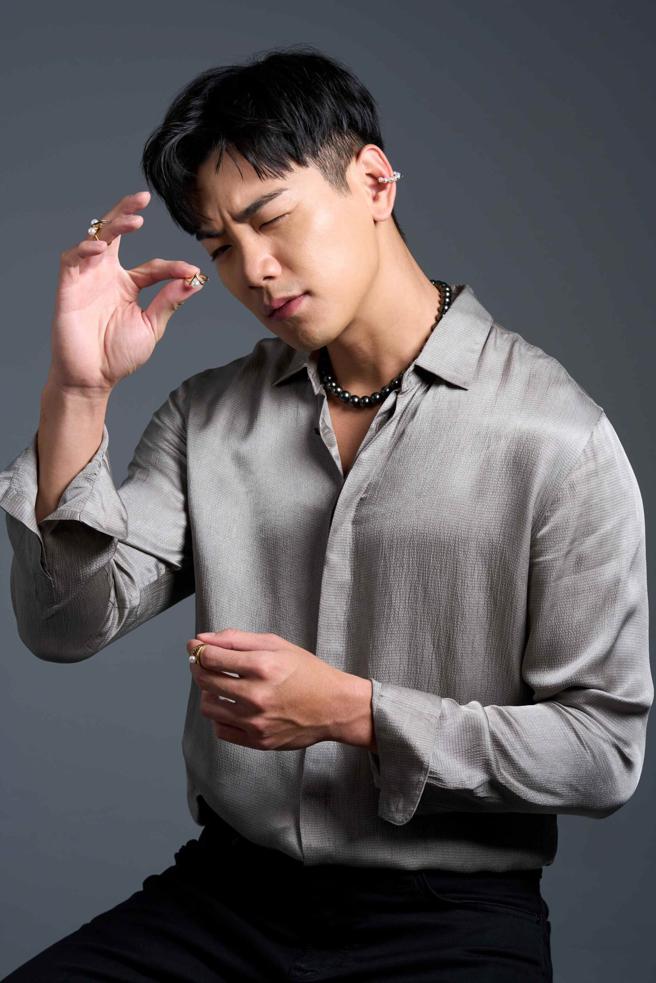 孝顺的禾浩辰早已挑好母亲节礼物，还打算出资重新装潢妈妈的小吃店，佩戴TASAKI珠宝，以歷经艰辛孕育的珍珠诠释母爱的伟大。（JOJ PHOTO摄，服装提供John Varvatos）