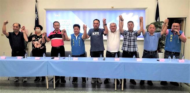 立委徐志荣（中）喊话中央，盼望党中央能介入协调。（李京升摄）