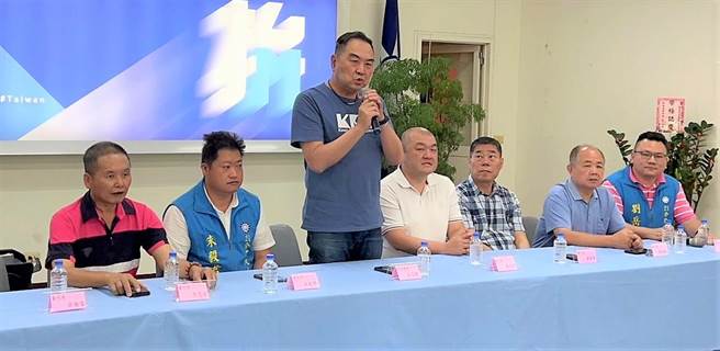 立委徐志荣（左三）与党代表盼望能让年轻人接棒。（李京升摄）