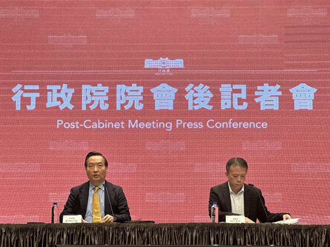 行政院代理发言人罗秉成（左）今日主持院会后记者会。（黄婉婷）