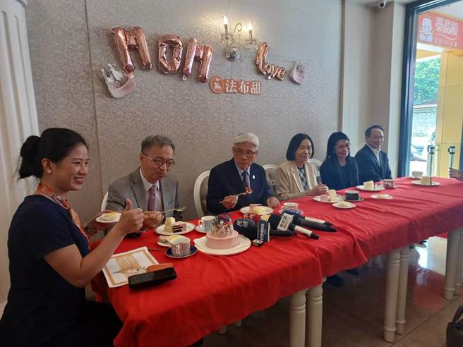 衛福部長薛瑞元（左一）、農委會副主委杜文珍（左三）今天前往蛋糕業者門市，親自品嘗莓果蛋糕，盼重拾民眾食安信心。（王家瑜攝）