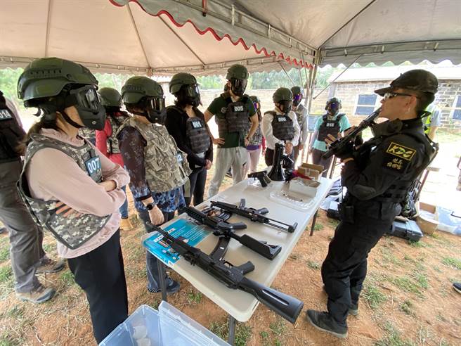 指导教官详尽的解说玩具枪枝的使用方法与安全注意事项，防止人员受伤。(于家麒摄)