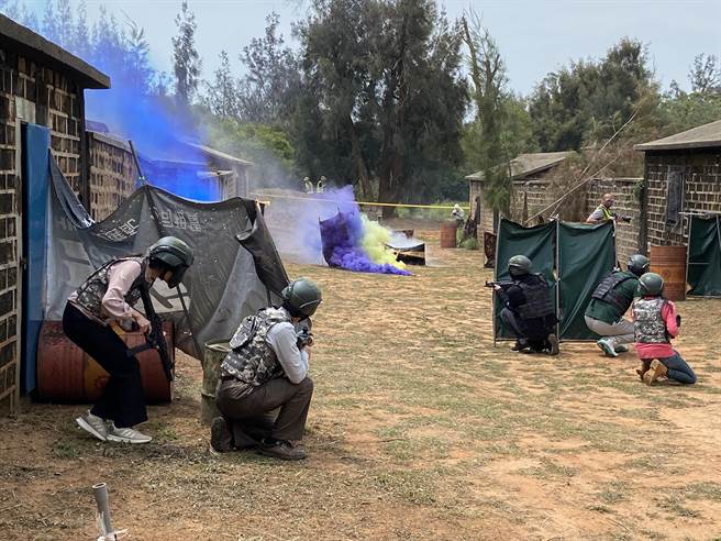 完成解说后所有人员穿上保护装备兵分两路进行对战，扎扎实实的打上一场巷战。(于家麒摄)