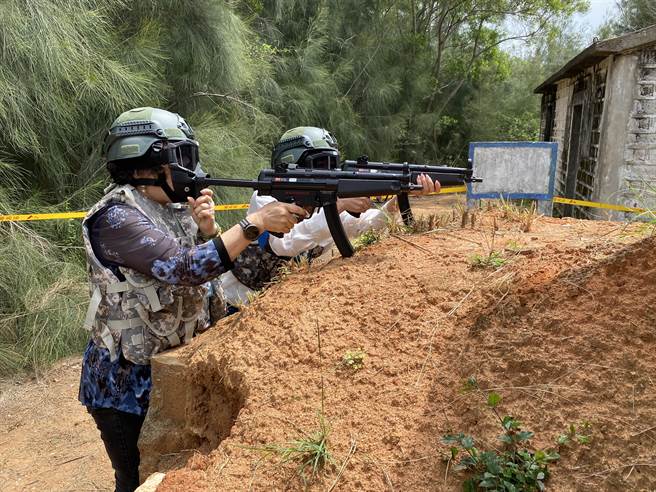 参与生存游戏体验后的来宾都竖起大拇指表示：实在太刺激了！(于家麒摄)