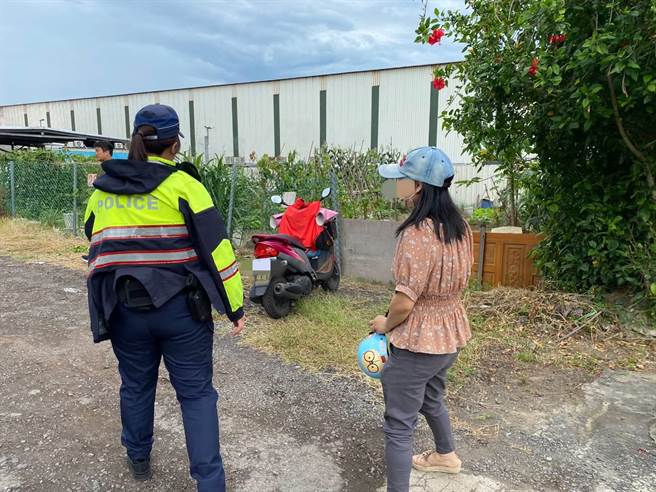 桃园大园一名朱姓女子昨日下午发现机车不见，急忙请求警方协助。（翻摄照片／蔡明亘桃园传真）