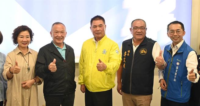 苗栗縣長鍾東錦（中）上任半年，最新施政滿意度達到58.5％，且與前縣長徐耀昌（左二）互比時，有44.6％的縣民認為鍾做得比徐好，以35.59個百分點的差距，輾壓力挺徐的9.01％。（資料照／李京昇攝）