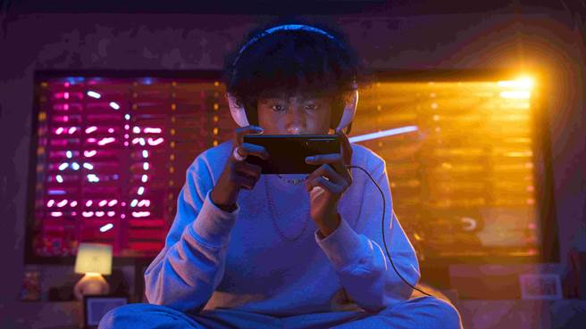 Xperia 1 V搭载6.5 吋 4K OLED萤幕，导入Sony独家音乐处理技术，营造如临现场的电影及音乐体验。（Sony提供）