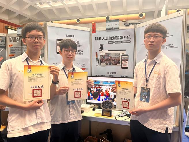 新北高工以「大量人流侦测系统」获「专题组电机与电子群」第一名，由资讯科叶家均、许凯俊、苏品融设计。（新北市教育局提供）