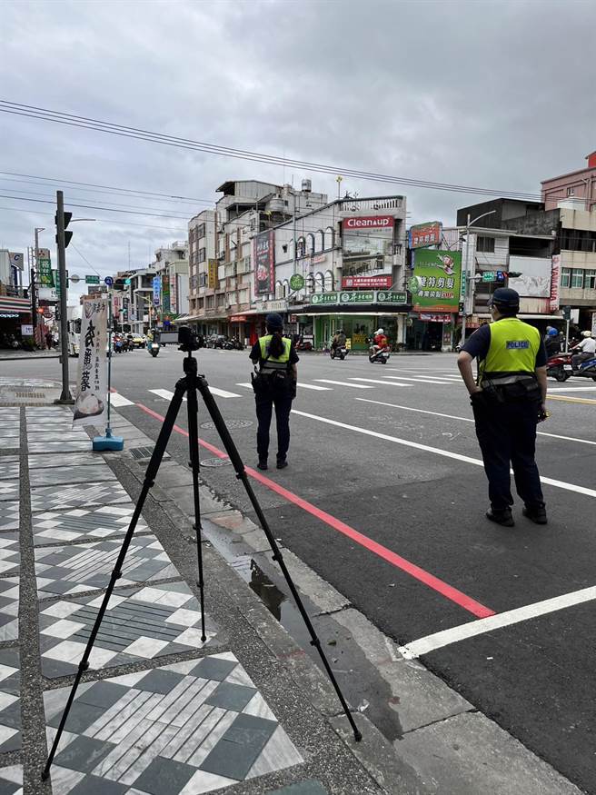全台「路口大执法」专案5月1日登场，花莲警分局首周实施4大执法项目，共取缔111件，其中以「人行道违规停车与违规临时停车」最多。（花莲警分局提供／罗艺琳花莲传真）