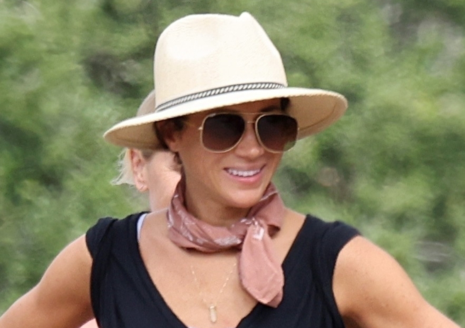 查尔斯三世5月6日加冕后，没出席这歷史盛典的梅根7日早被拍到，在保镳的陪同下，和朋友一起在加州圣塔芭芭拉（Santa Barbara）健行。（达志图库/TGP）