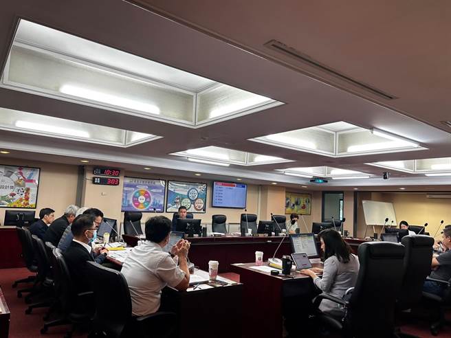 台北市议会11日举行财政建设委员会，由四大公司列席报告。（陈薏云摄）