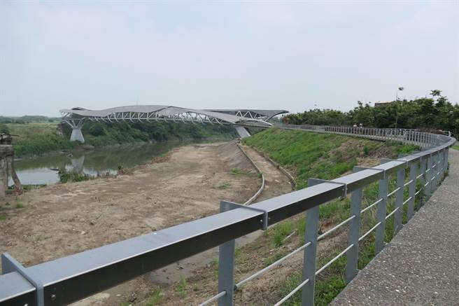 水利署第5河川局打造北港镇北港溪带状河滨公园，连结台糖铁桥与牛墟等特色景点。（张朝欣摄）