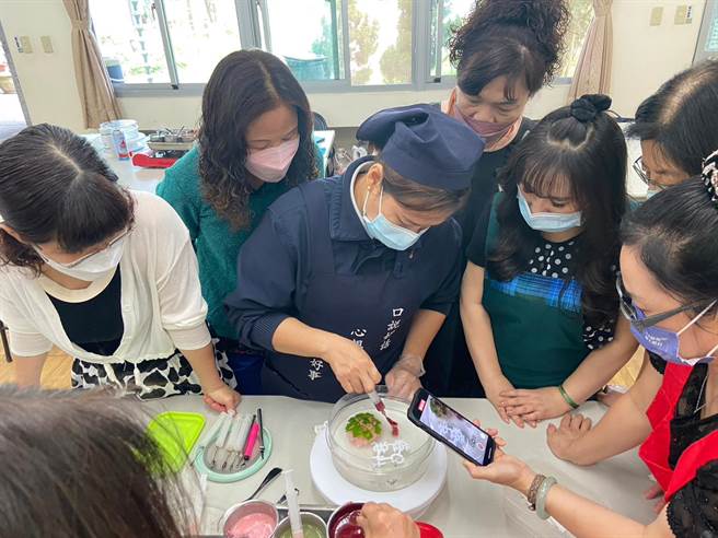 新移民老师阮清水正在教导民眾制作3D果冻花。（阮清水提供／张芷瑜台北传真）