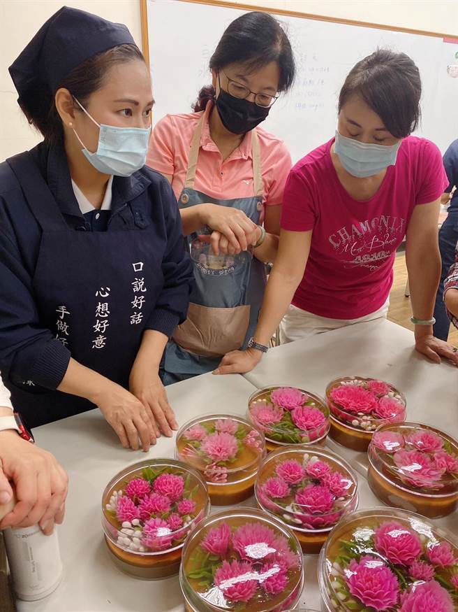 桌面摆放3D果冻花成品。（阮清水提供／张芷瑜台北传真）