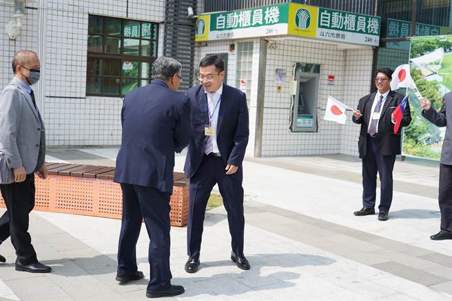 斗六市长林圣爵（左三）在市公所门口热情迎接真冈市长石坂真一（左二）。（周丽兰摄）
