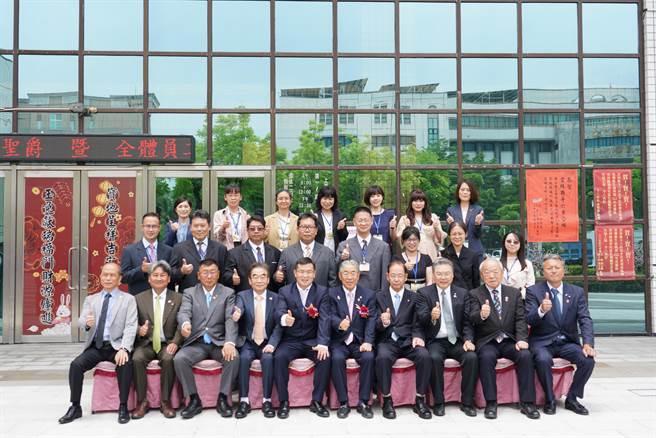 斗六市公所团队与真冈市团队合影。（周丽兰摄）