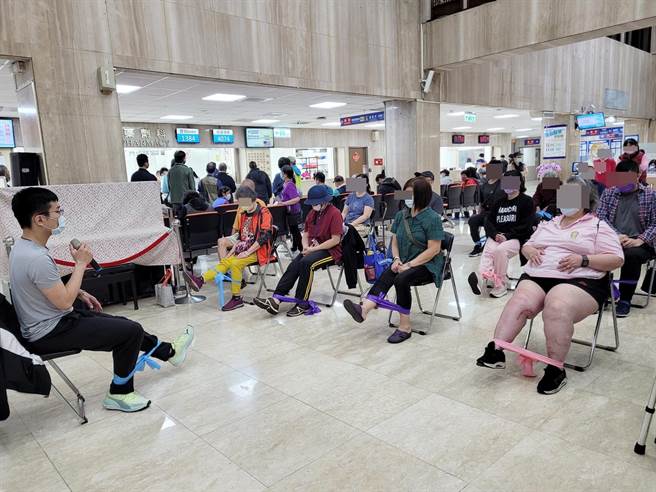 台北医院復健科举办脑中风病友联谊会，带病友进行弹力带训练。（台北医院提供）