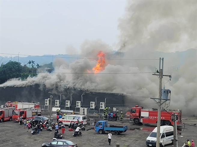 祠路夜市旁一处铁皮屋下午2时许起火，南投县消防局获报8消防分队前往灌救。（民眾提供／杨静茹南投传真）