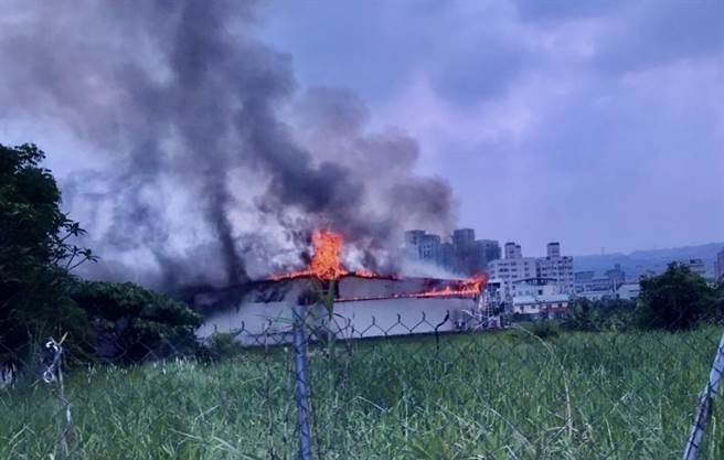 祠路夜市旁一处铁皮屋内装潢多易燃物，火势一发不可收拾，浓烟直窜天际。（民眾提供／杨静茹南投传真）