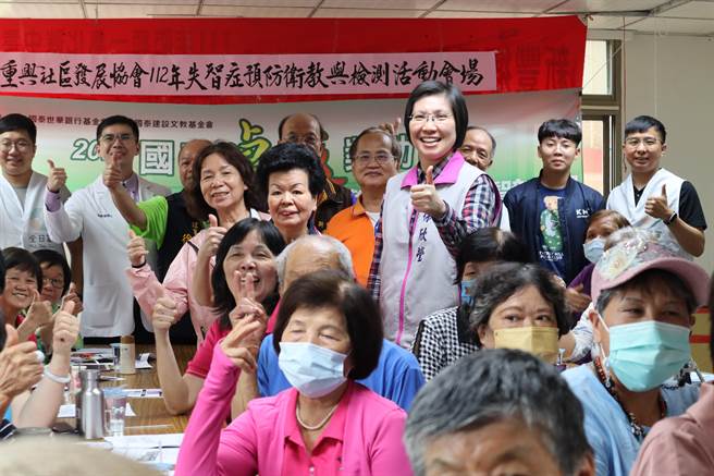 国民党立委参选人徐欣莹11日走进新丰社区，关心长辈健康。（邱立雅摄）