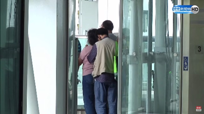 直播》静宜法律助理教授林淑雅魂断中捷，家属月台招魂场面哀戚。(中时新闻网)