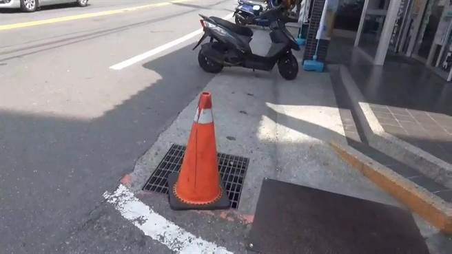 被屁孩拿来乱玩的三角锥放置于彰化县大村乡山脚路的超商前。（孙英哲摄）