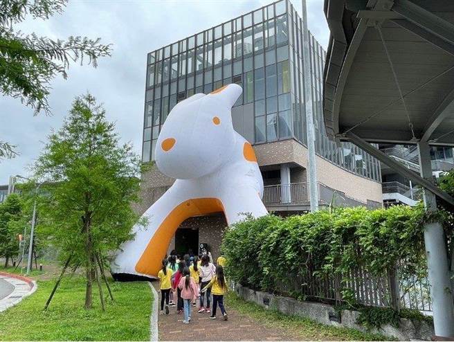 「未来‧穿梭‧兔子洞」现身文山区永建国小，鼓励学童勇敢往人生不同道路打拚。（北市观传局提供／张芷瑜台北传真）