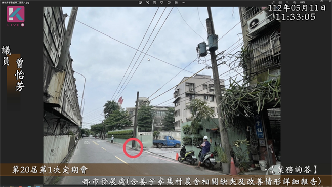 基隆市议员曾怡芳于质询时指出，百福社区附近停电原因是电杆下陷，而该电杆就在建案工地门口，质疑工安问题。（徐佑升摄）