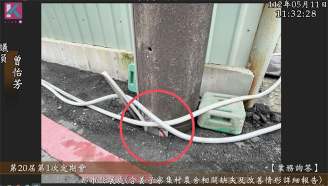 由图可见该电杆下陷严重，连指示牌部分都已陷入。（徐佑升摄）